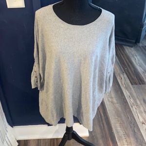 Jennifer Lopez middle arm sleeve